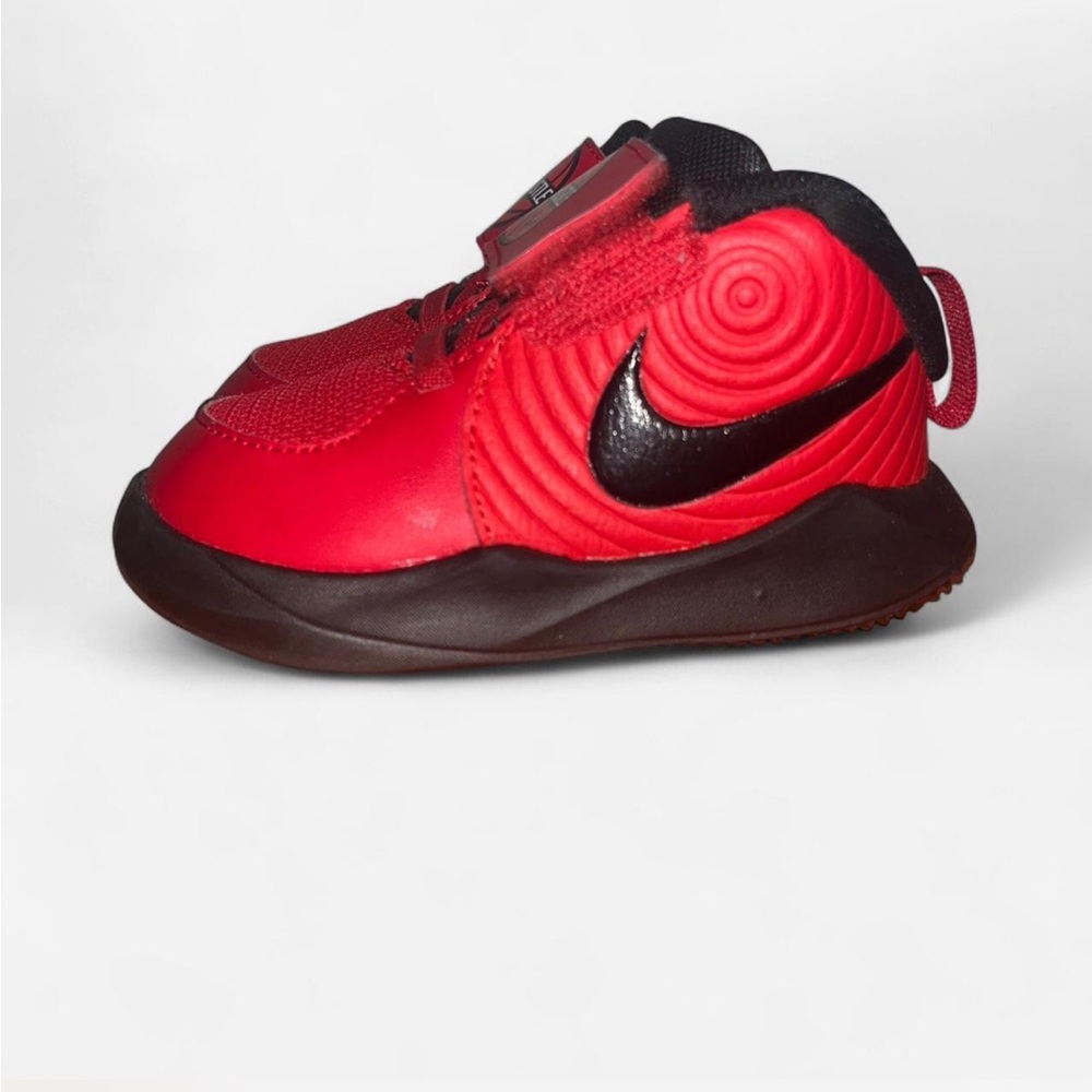 Nike Team D Hustle D9 kids sneakers - size 6C